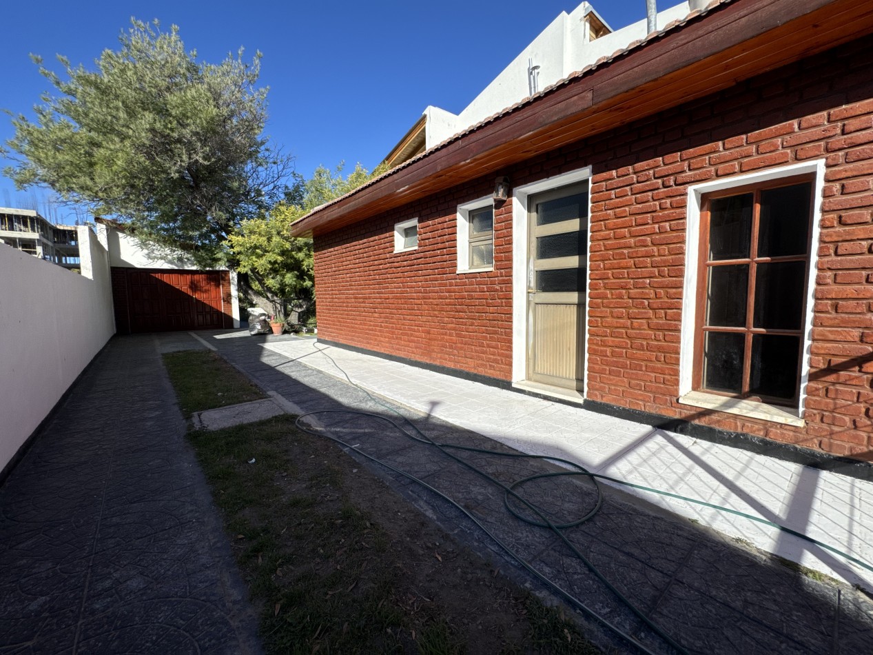 CASA 3 DORMITORIOS SOBRE ESPECTACULAR LOTE CENTRICO