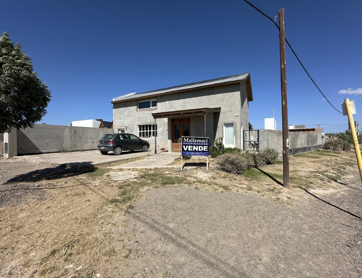 CASA EN ESQUINA CON PATIO, GARAGE Y POTENCIAL DE AMPLIACION - BARRIO SOLANA