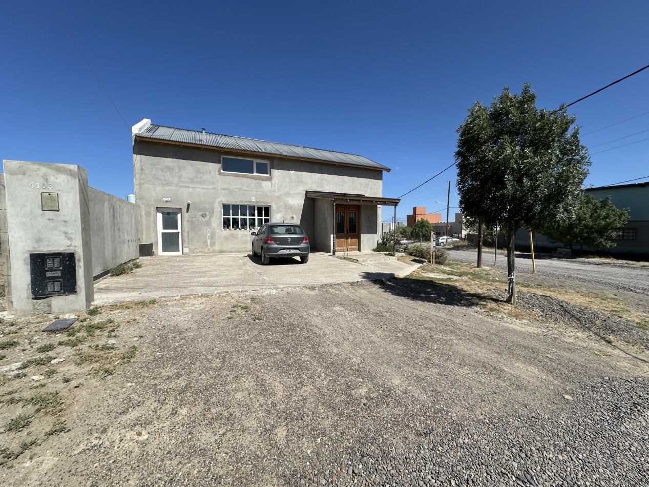 CASA EN ESQUINA CON PATIO, GARAGE Y POTENCIAL DE AMPLIACION - BARRIO SOLANA