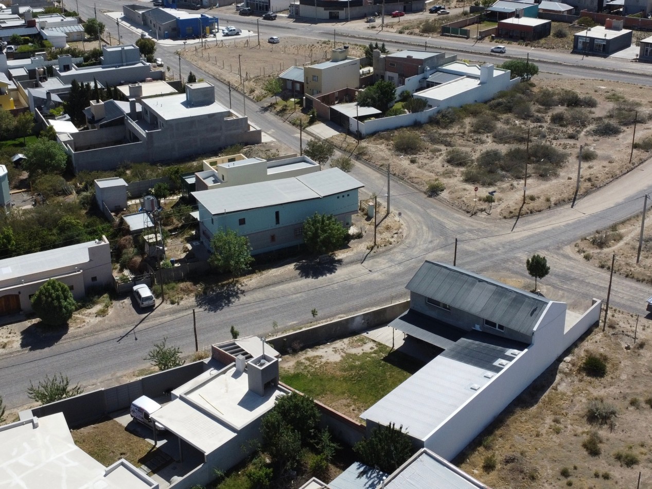 CASA EN ESQUINA CON PATIO, GARAGE Y POTENCIAL DE AMPLIACION - BARRIO SOLANA