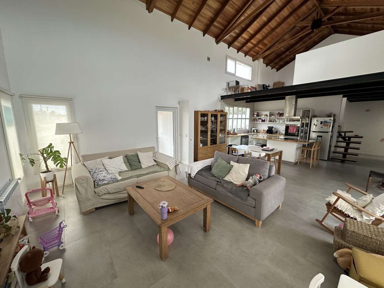 CASA EN ESQUINA CON PATIO, GARAGE Y POTENCIAL DE AMPLIACION - BARRIO SOLANA