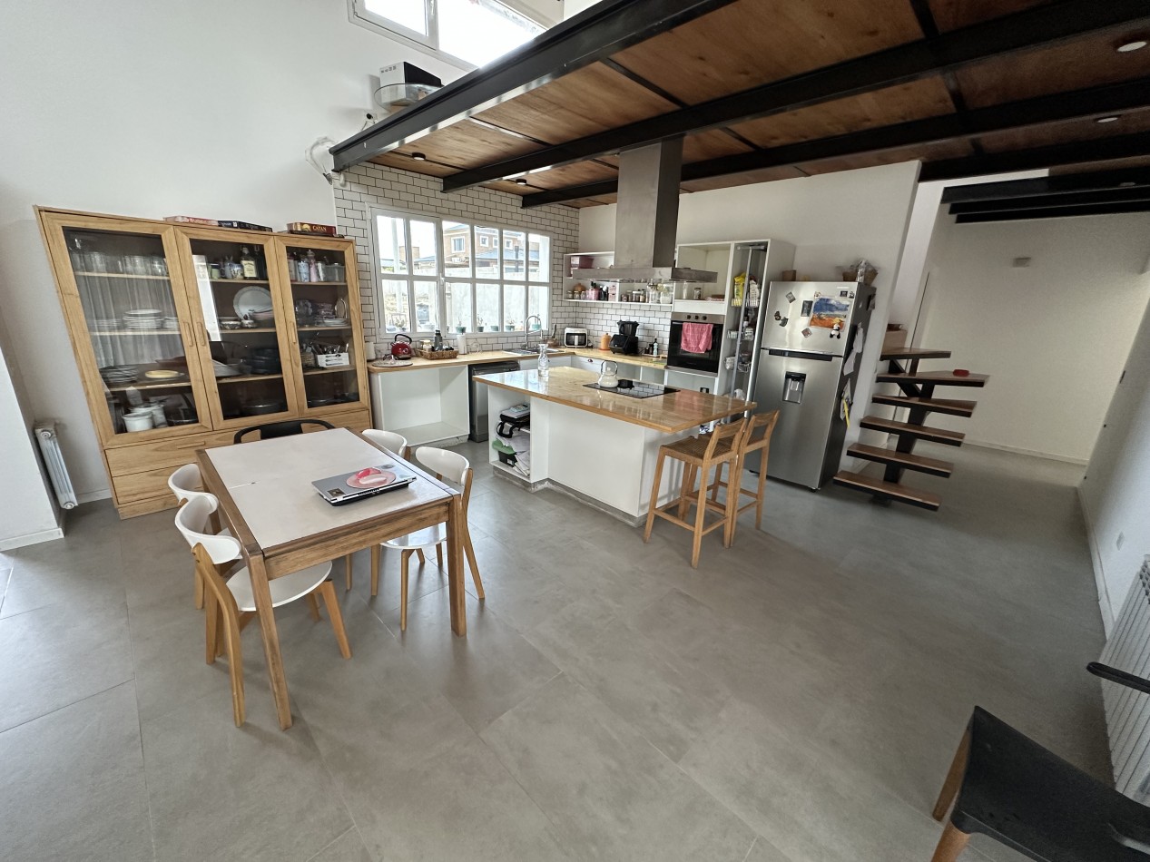 CASA EN ESQUINA CON PATIO, GARAGE Y POTENCIAL DE AMPLIACION - BARRIO SOLANA