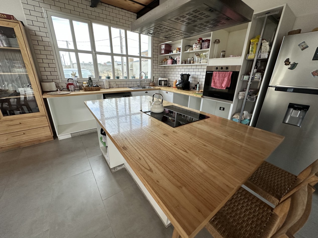 CASA EN ESQUINA CON PATIO, GARAGE Y POTENCIAL DE AMPLIACION - BARRIO SOLANA