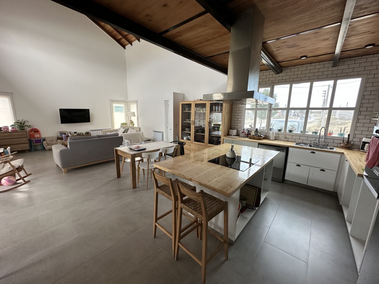 CASA EN ESQUINA CON PATIO, GARAGE Y POTENCIAL DE AMPLIACION - BARRIO SOLANA