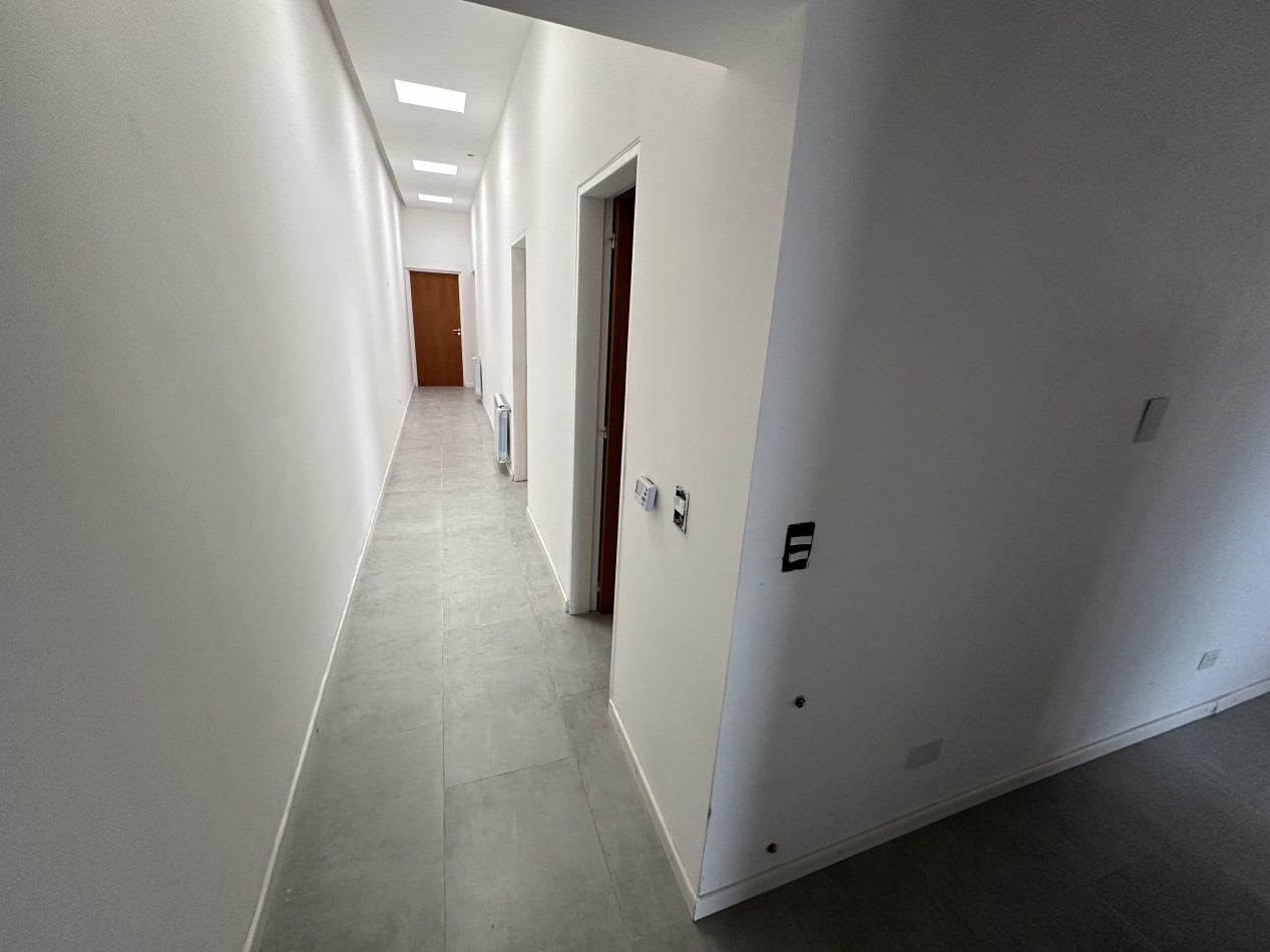 CASA EN ESQUINA CON PATIO, GARAGE Y POTENCIAL DE AMPLIACION - BARRIO SOLANA