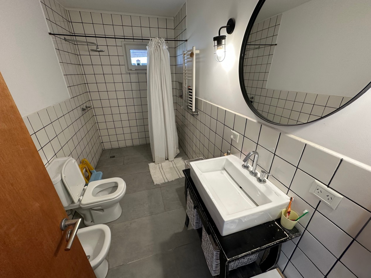 CASA EN ESQUINA CON PATIO, GARAGE Y POTENCIAL DE AMPLIACION - BARRIO SOLANA