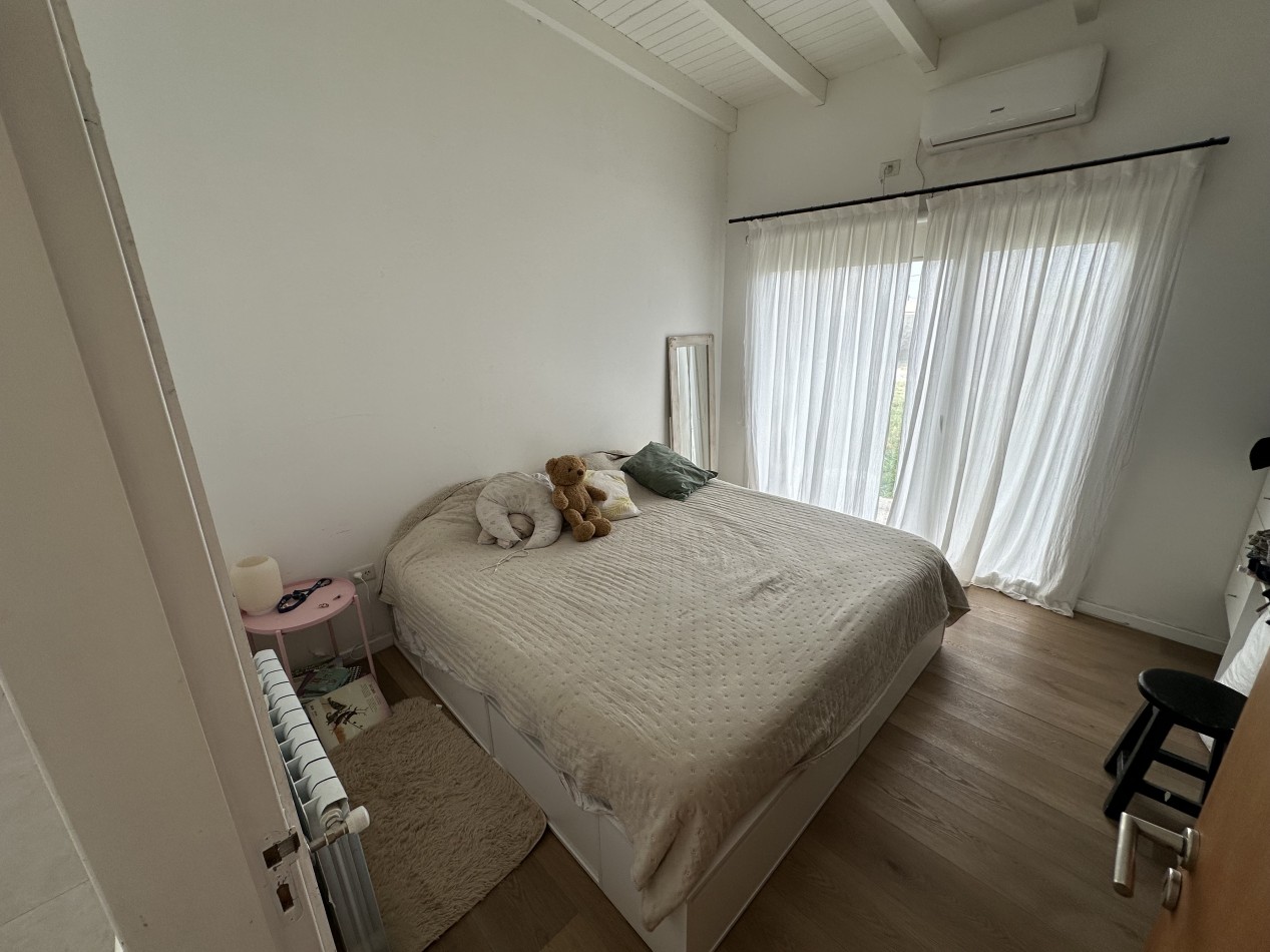 CASA EN ESQUINA CON PATIO, GARAGE Y POTENCIAL DE AMPLIACION - BARRIO SOLANA