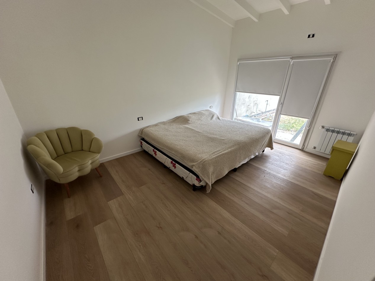 CASA EN ESQUINA CON PATIO, GARAGE Y POTENCIAL DE AMPLIACION - BARRIO SOLANA