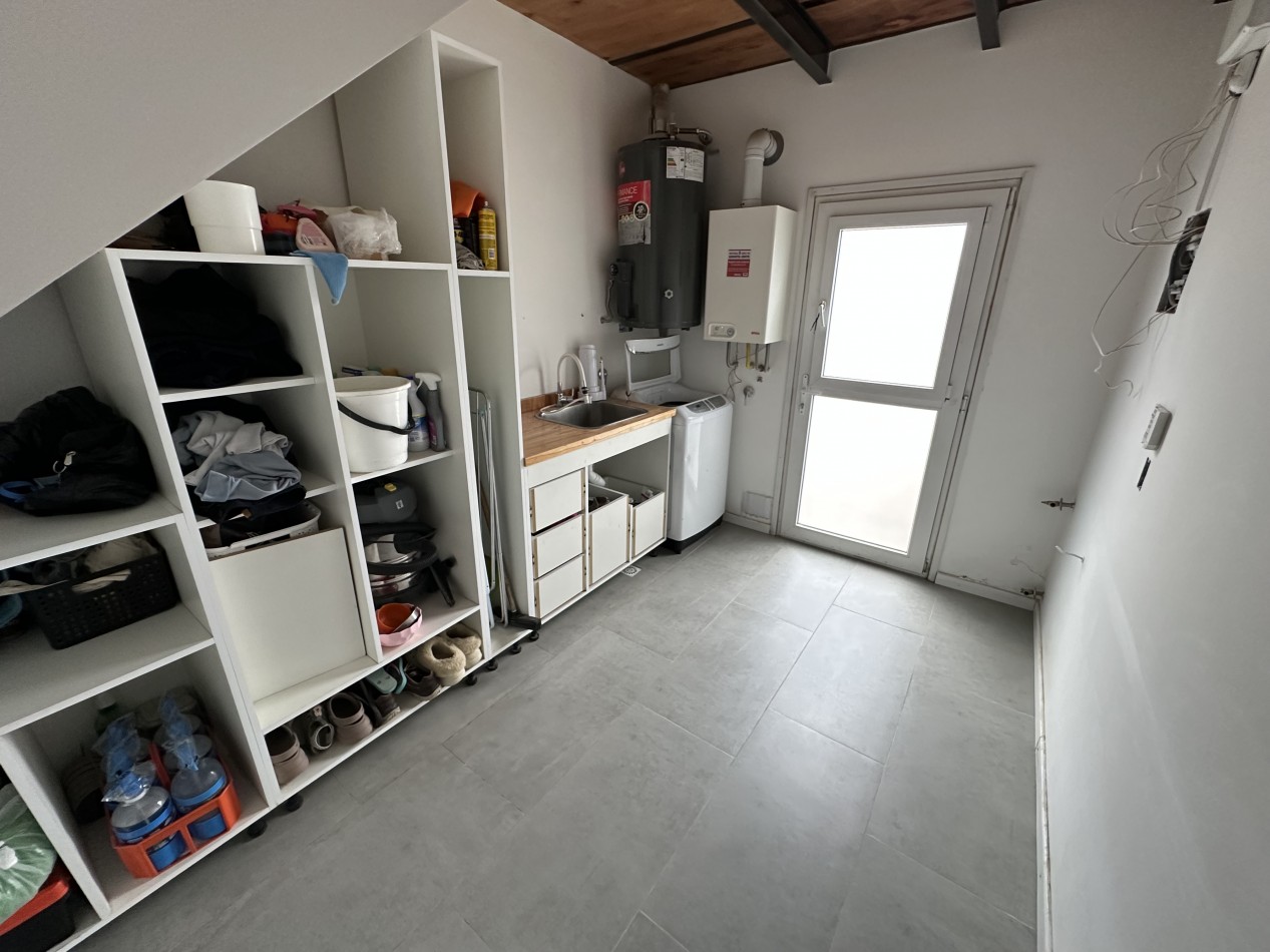 CASA EN ESQUINA CON PATIO, GARAGE Y POTENCIAL DE AMPLIACION - BARRIO SOLANA