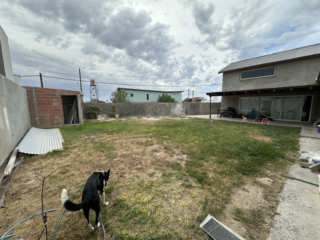 CASA EN ESQUINA CON PATIO, GARAGE Y POTENCIAL DE AMPLIACION - BARRIO SOLANA