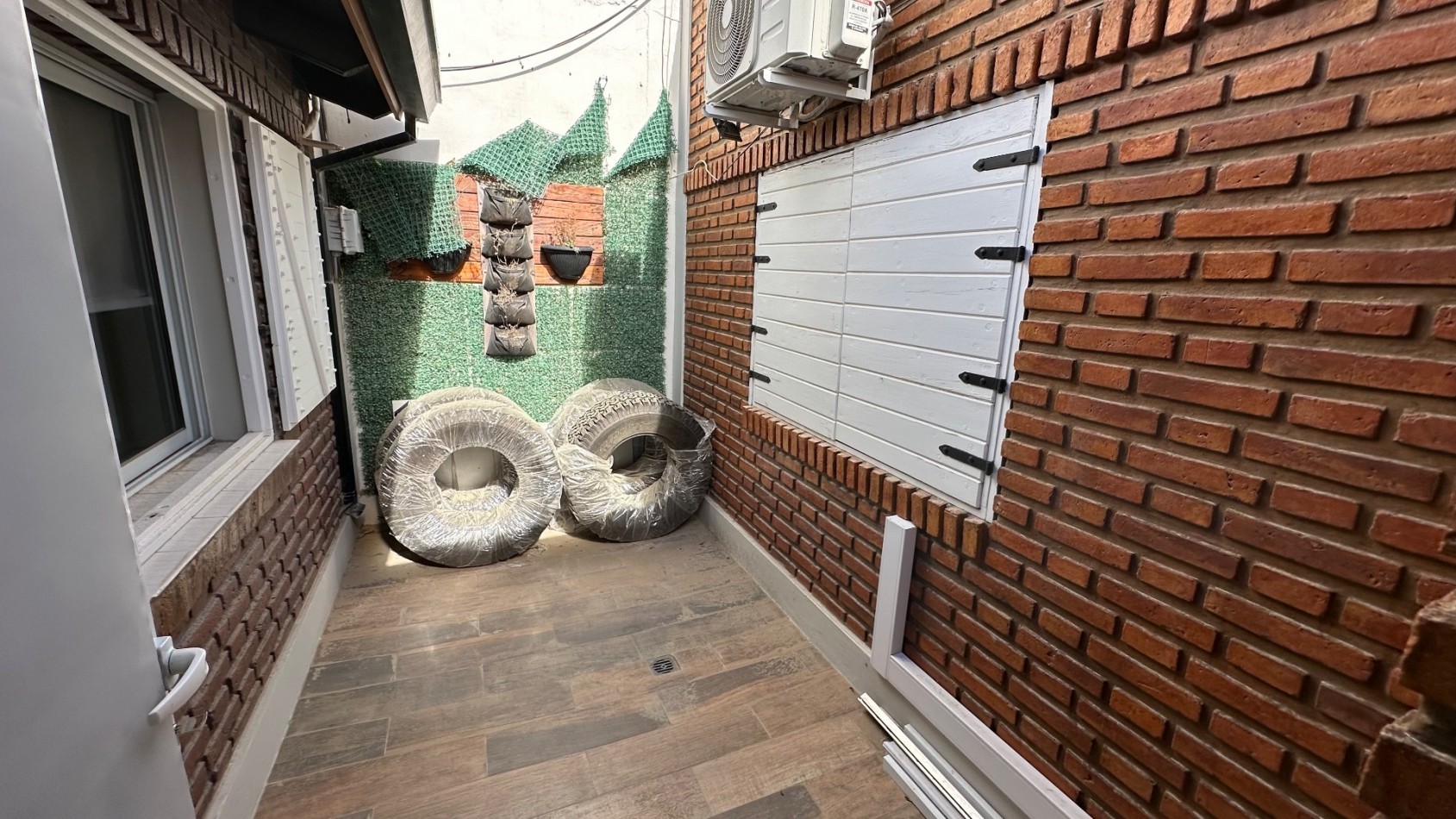 CASA 4 DORMITORIOS CON PISCINA CUBIERTA Y COCHERA 