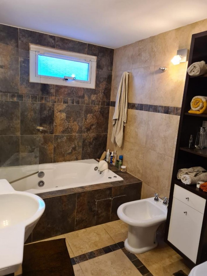 CASA 4 DORMITORIOS CON PISCINA CUBIERTA Y COCHERA 