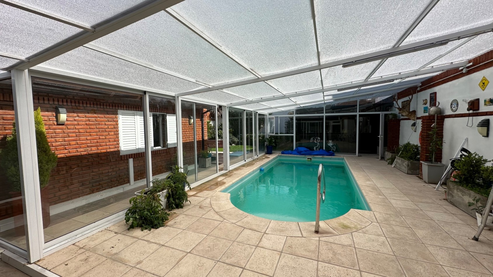 CASA 4 DORMITORIOS CON PISCINA CUBIERTA Y COCHERA 