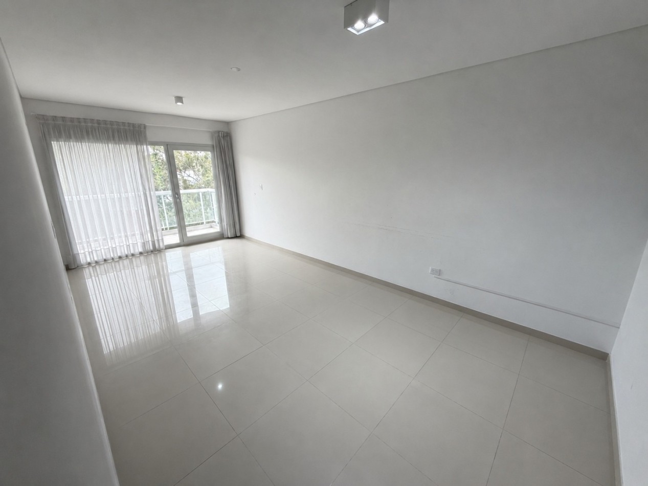 DEPARTAMENTO DE 2 DORMITORIOS CON COCHERA A METROS DEL MAR