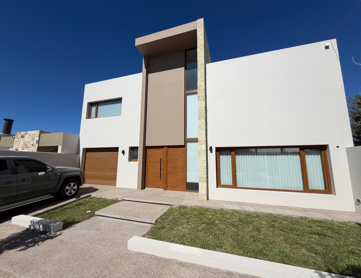 CASA DE CATEGORIA DE 3 DORMITORIOS CON PATIO Y PILETA