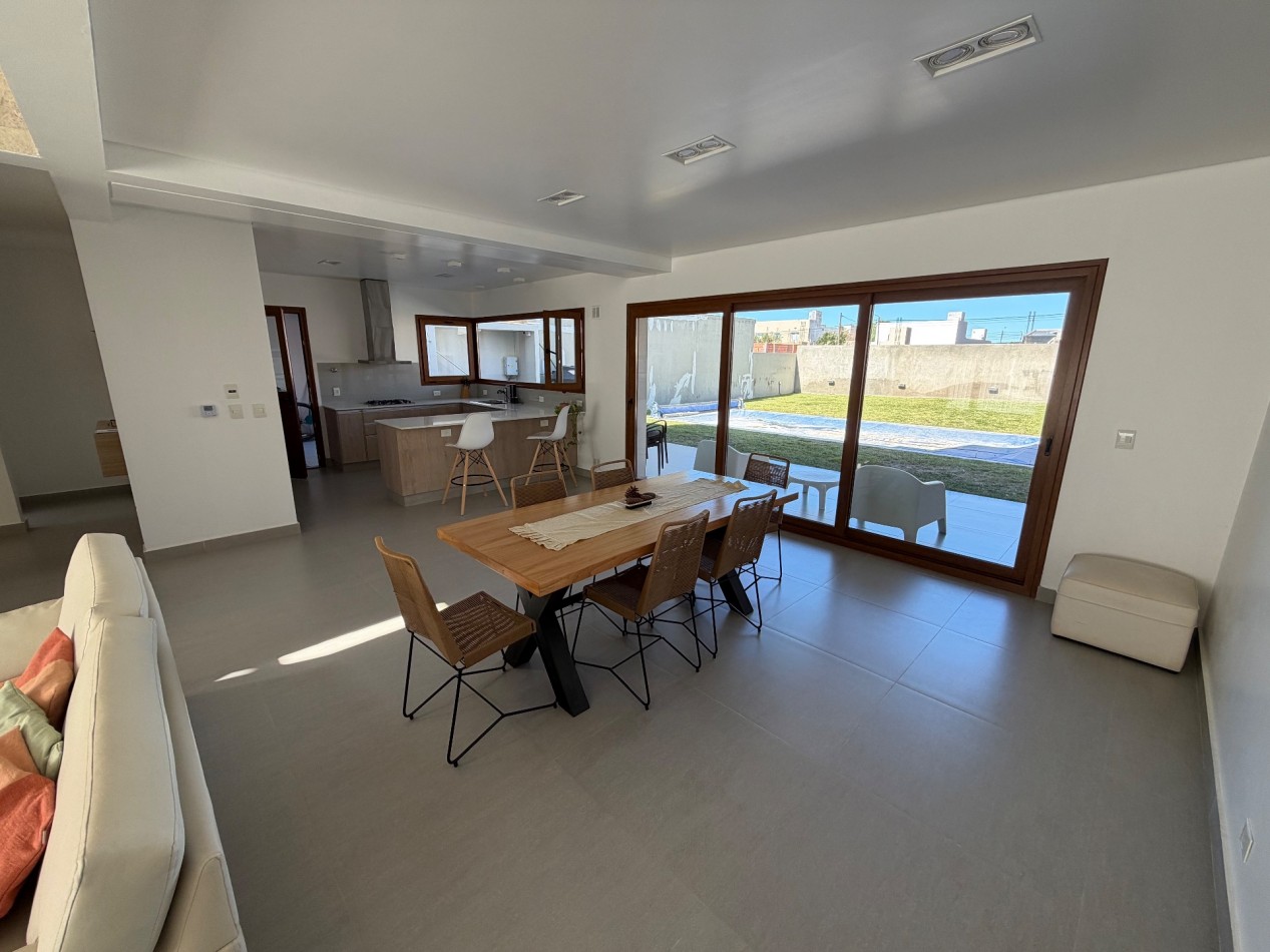 CASA DE CATEGORIA DE 3 DORMITORIOS CON PATIO Y PILETA