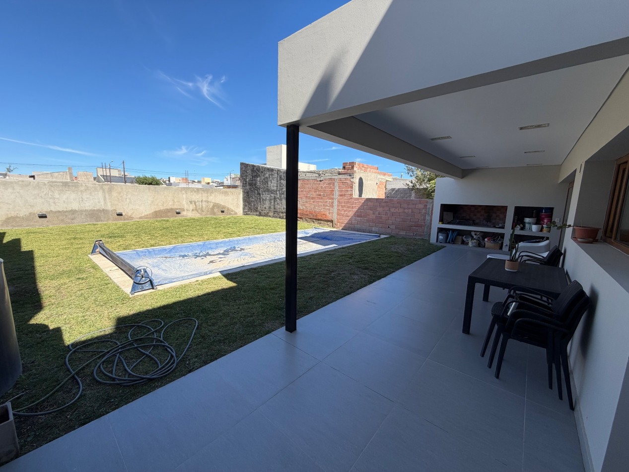 CASA DE CATEGORIA DE 3 DORMITORIOS CON PATIO Y PILETA