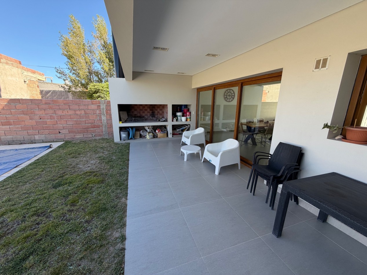 CASA DE CATEGORIA DE 3 DORMITORIOS CON PATIO Y PILETA