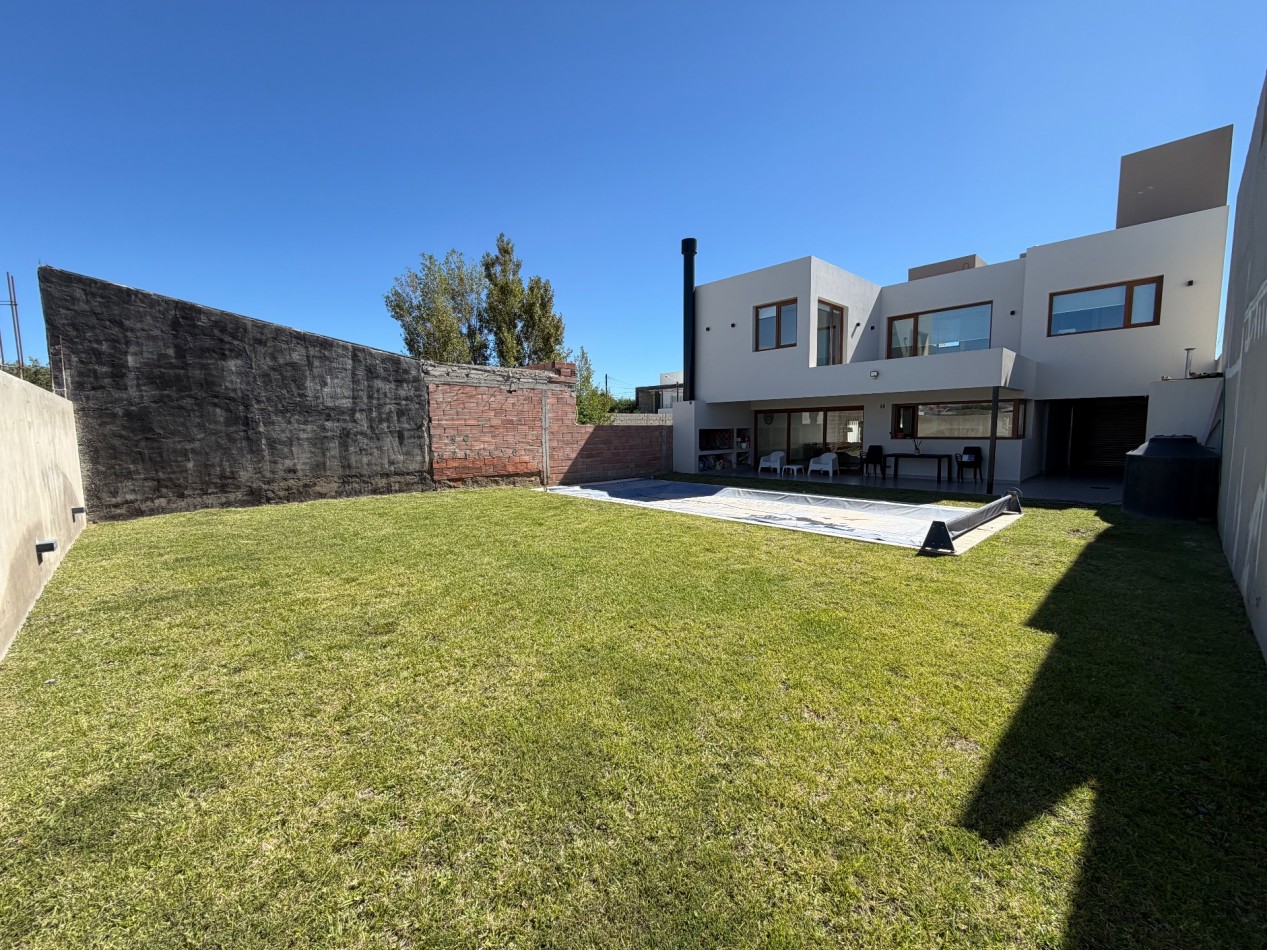 CASA DE CATEGORIA DE 3 DORMITORIOS CON PATIO Y PILETA