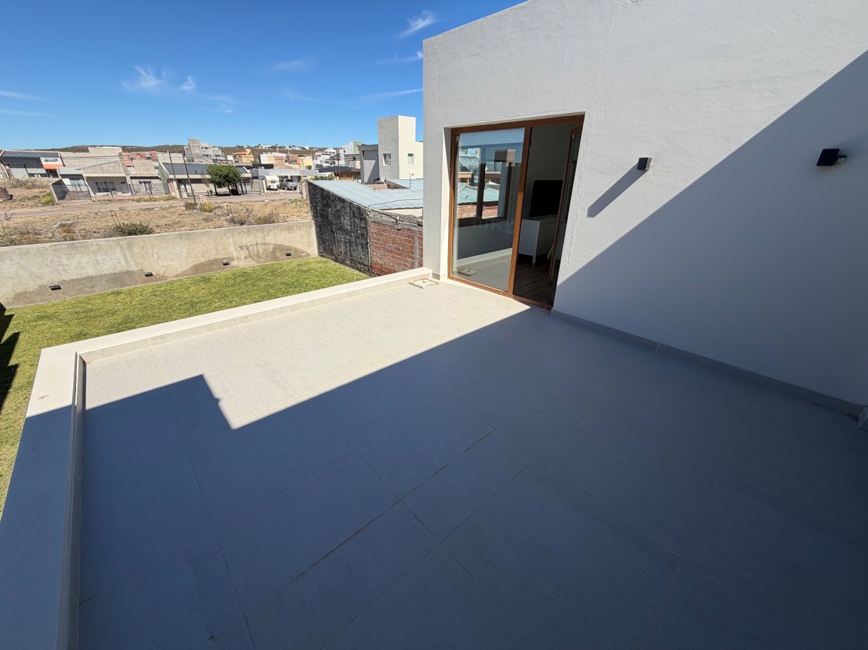 CASA DE CATEGORIA DE 3 DORMITORIOS CON PATIO Y PILETA