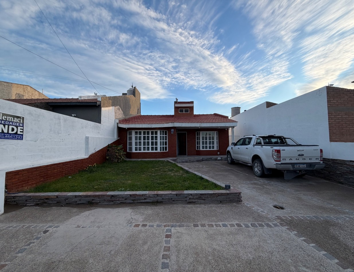 CASA DE 2 DORMITORIOS CON PATIO Y PILETA EN BARRIO SUR