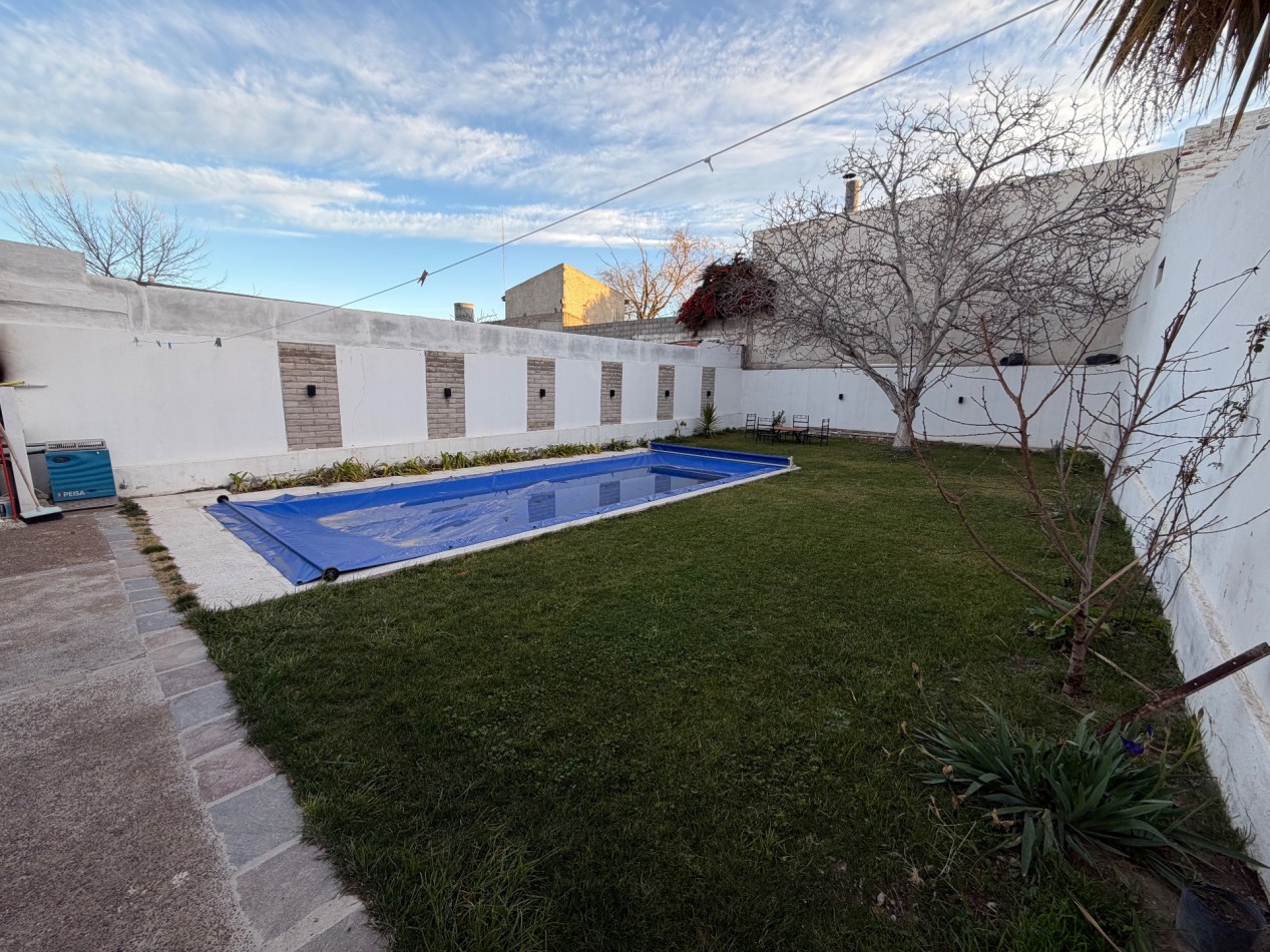 CASA DE 2 DORMITORIOS CON PATIO Y PILETA EN BARRIO SUR