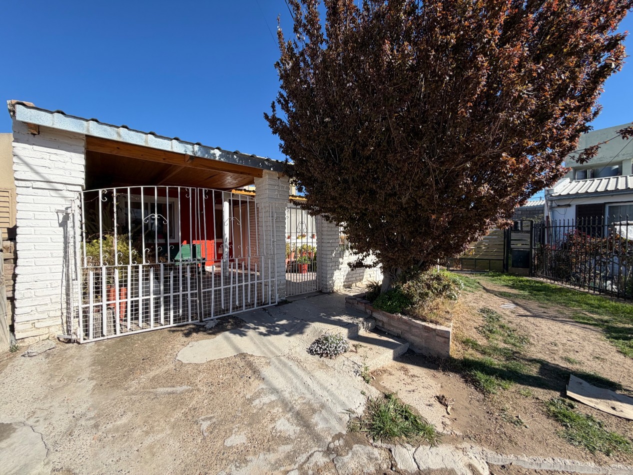CASA DE 2 DORMITORIOS CON COCHERA Y PATIO