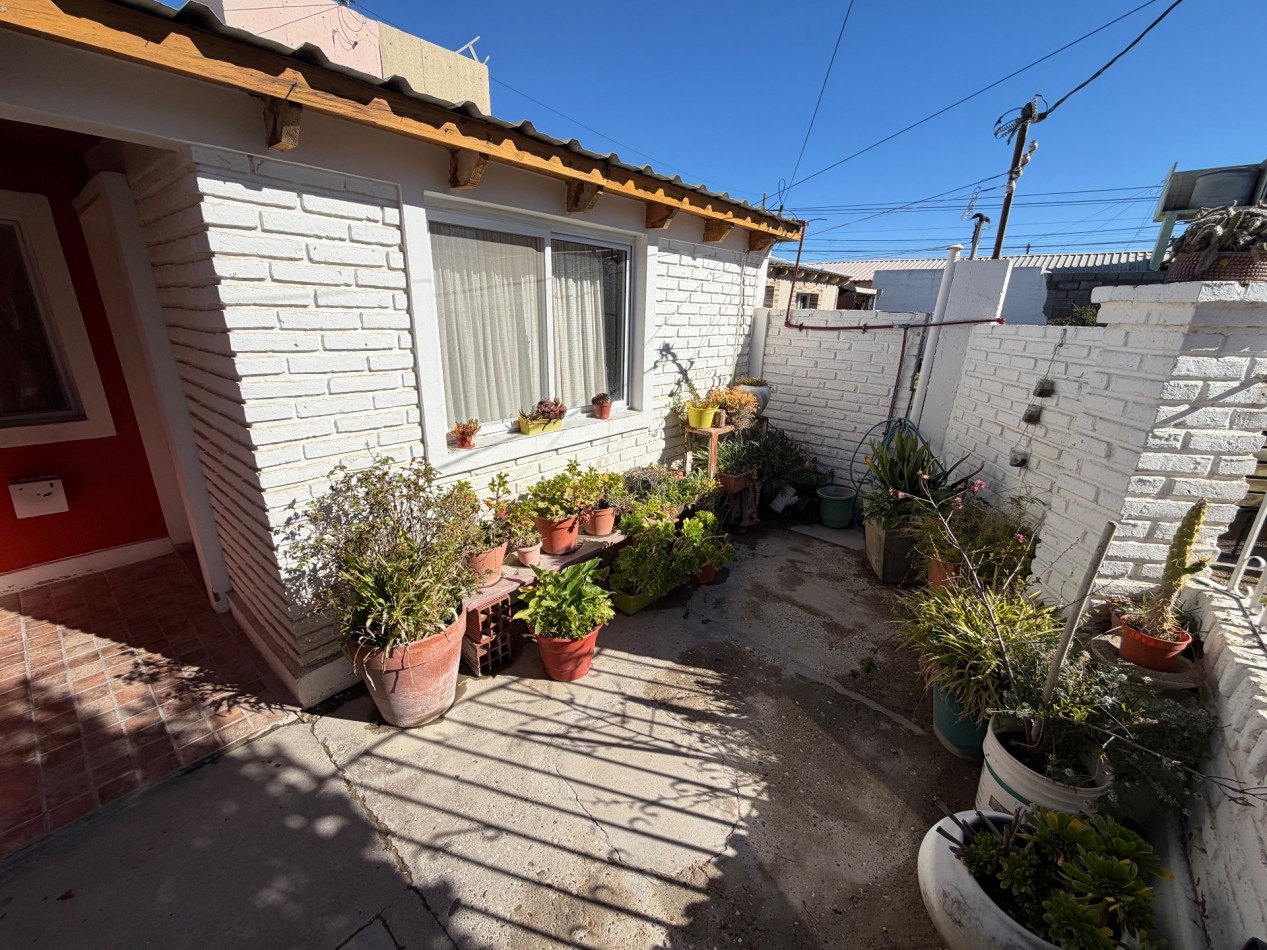 CASA DE 2 DORMITORIOS CON COCHERA Y PATIO