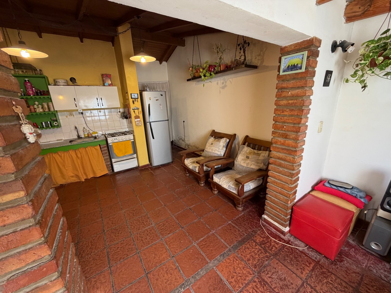 CASA DE 2 DORMITORIOS CON COCHERA Y PATIO