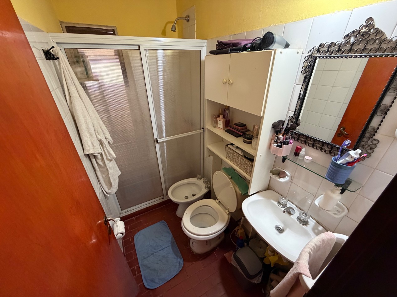 CASA DE 2 DORMITORIOS CON COCHERA Y PATIO
