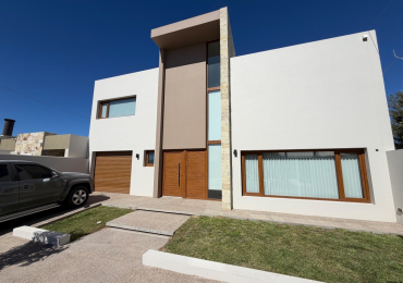 CASA DE CATEGORIA DE 3 DORMITORIOS CON PATIO Y PILETA